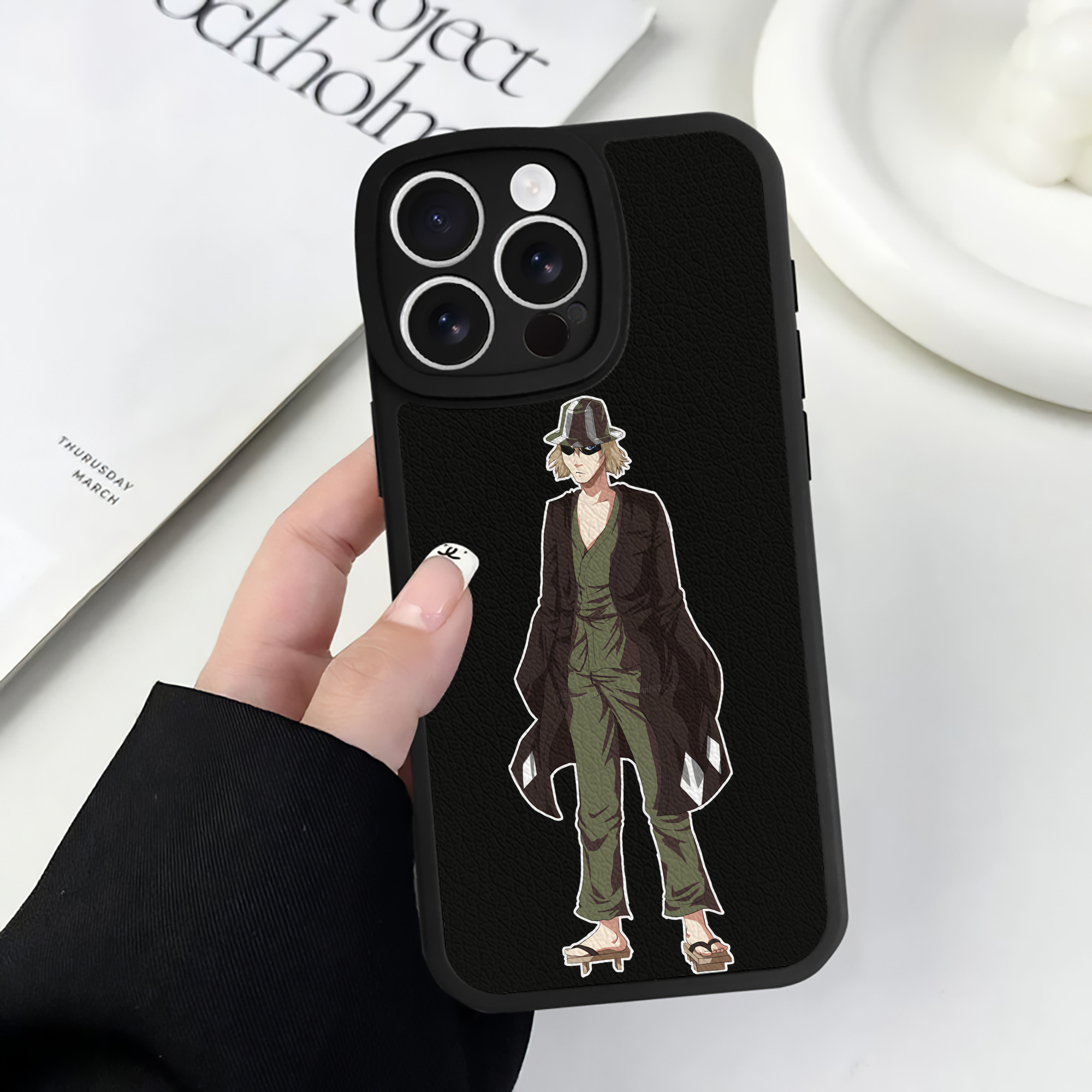 （画像用） "ブリーチ 浦原 喜助（うらはら きすけ） BLEACH Urahara Kisuke " 【iPhone 16シリーズ対応】シリコンスマホケース（レザー調） 材質：シリコン